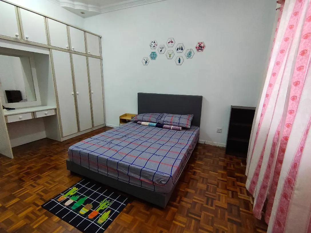 12 To 16 Guests Homestay - Happy Home Taman Bukit Kempas Johor Bahru Holiday home