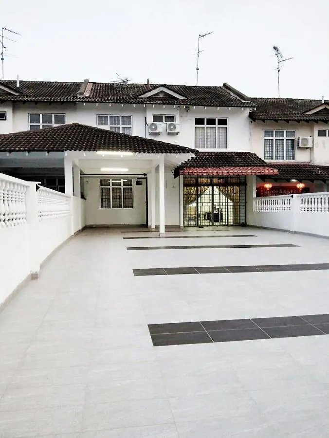12 To 16 Guests Homestay - Happy Home Taman Bukit Kempas Johor Bahru Holiday home