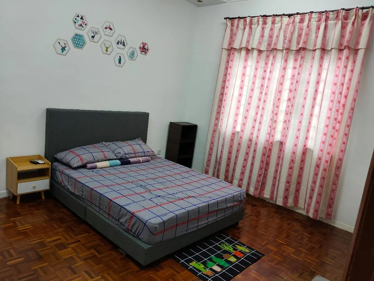 12 To 16 Guests Homestay - Happy Home Taman Bukit Kempas Johor Bahru 0*,  Malaysia